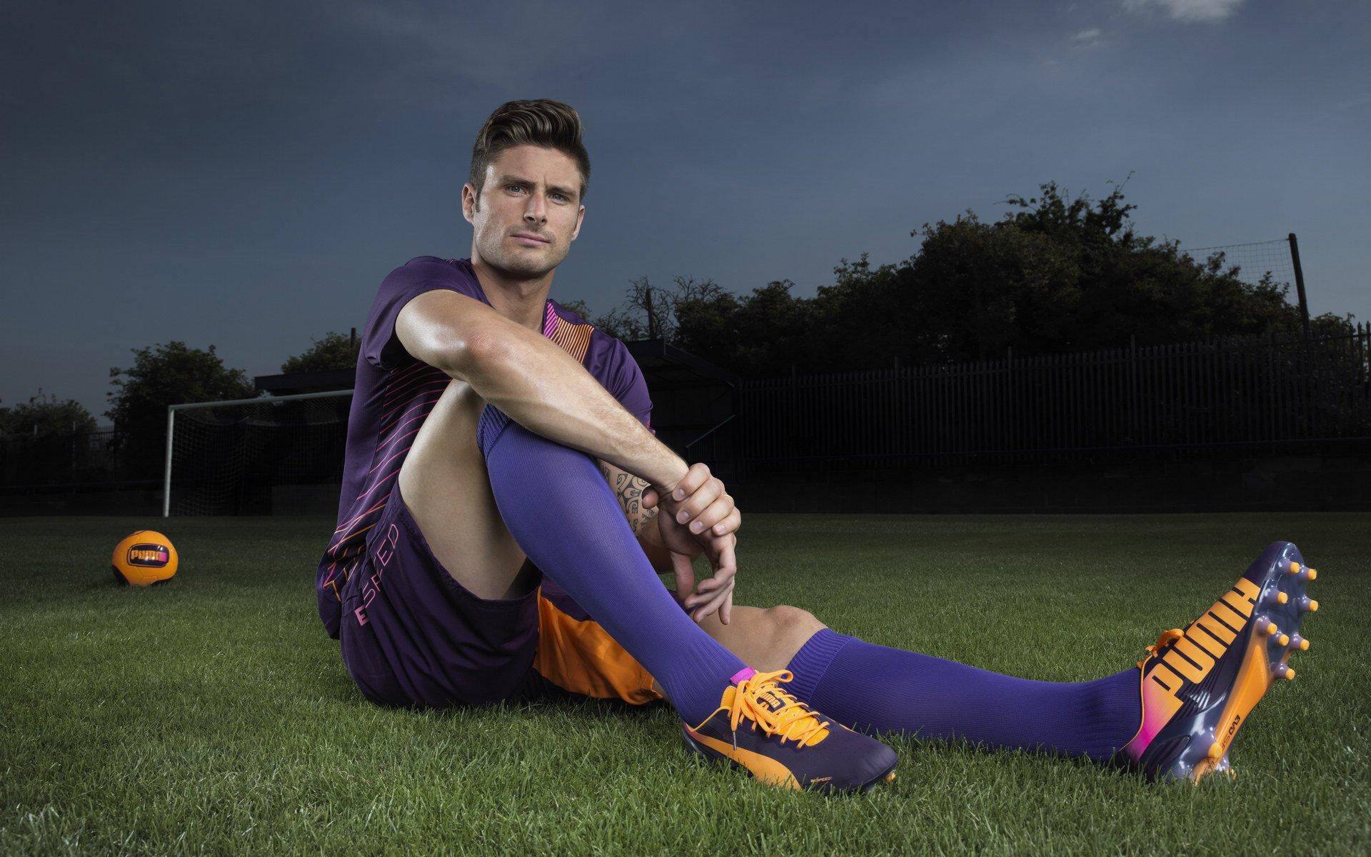 五百中国球迷客场筑起红色长城，国足热身赛收获海外温情助威