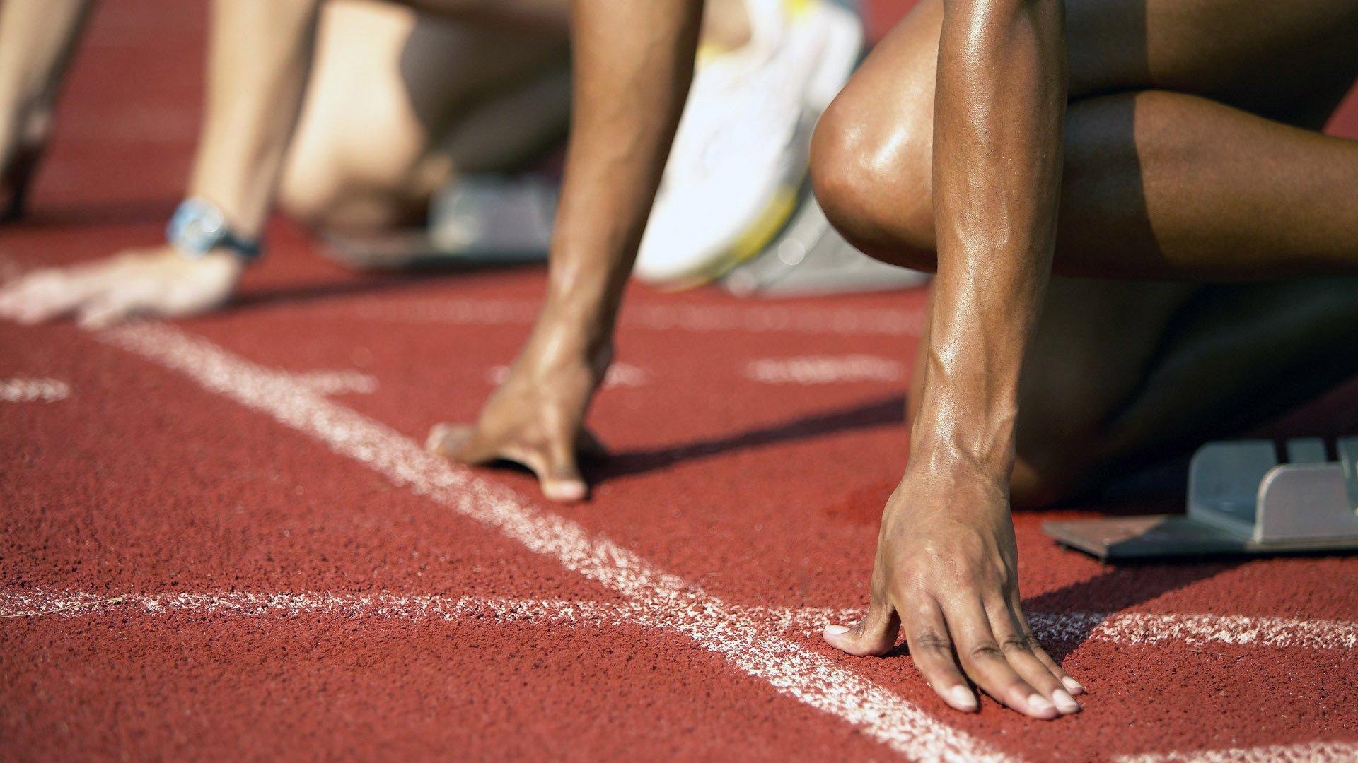 皇马门将卢宁训练中突感背部不适提前离场，医疗团队评估确认无碍周末关键战